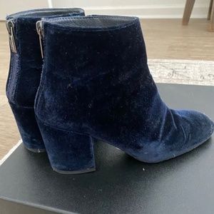 Stuart Weitzman Womens Boots Bacari Midnight Blue Velvet Ankle Heel Size 5.5